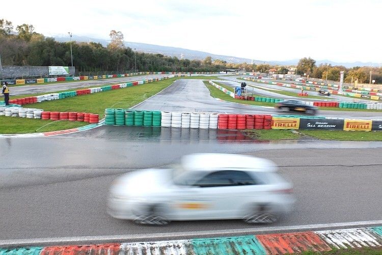 Für sportliche Fahrt auf trockener Straße gibt es aber geeigneteres Material. (Foto: Rosenow)