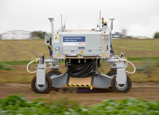 Agrarrobotik bei Bosch – neuer Helfer in der Pflanzenzucht: Die Zentrale Forschung und Vorausentwicklung von Bosch arbeitet unter anderem an dem neuen Agrarroboter Bonirob. Seine Sensoren erkennen verschiedene Pflanzen und machen unter anderem eine automatisierte Unkrautbekämpfung möglich. Hier fährt die Roboter-Plattform über einen Acker in Renningen bei Stuttgart. (Bild: Bosch)