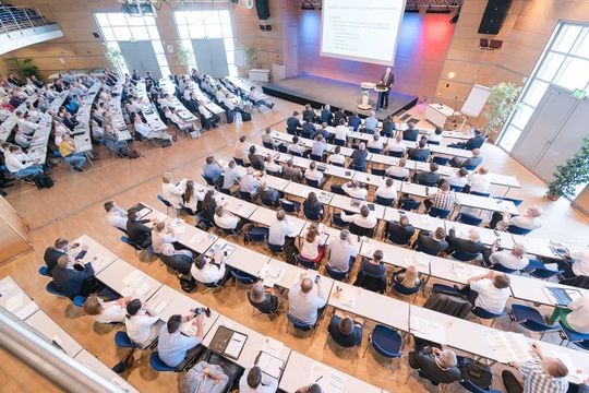 Zum Rapidtech 3D-Fachkongress 2021 – hier eine Impression von einer früheren Veranstaltung – treten Experten von Daimler, dem BDLI und Liebherr Aerospace mit Keynotes zu klimaneutralen Mobilitätsentwicklungen auf.(Quelle:  Christian Seeling/Messe Erfurt)