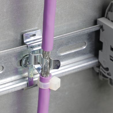 Die SKL-Schirmklammern von Icotek sind wartungsfrei und in vielen Montagevarianten erhältlich, unter anderem für Hutschienen in Schaltschränken. (Bild: Icotek)