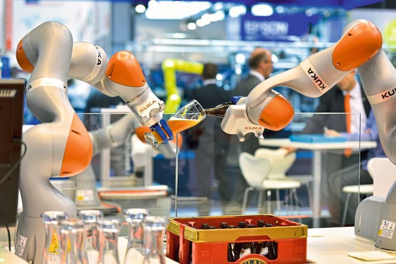 Weil die künftige Produktion immer enger mit der virtuellen Datenwelt vernetzt wird, müssen Handhabungsgeräte und Roboter mit immer neuen Fähigkeiten aufwarten können. Ob Bier einschenken dazugehört, bleibt fraglich. (Motek)
