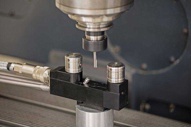 Verbesserte Lösungen für berührungslose Werkzeugvermessung: Kompakte, integrierte Blasluft zählt jetzt zur Standardausstattung des NC4-Systems und sorgt für eine schnelle und effiziente Beseitigung von Bearbeitungsrückständen vor der Messung. (Renishaw)