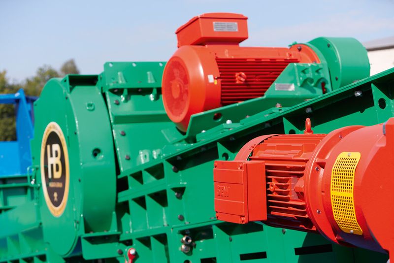 Der 160 kW starke Motor treibt den Rotor des Brechers über einen Keilriemen an. Das reduziert Schläge und verhindert Beschädigungen, falls der Brecher blockiert. (Bild: SEW)