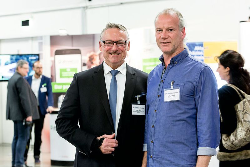 Besuch aus dem hohen Norden: Thilo Koch (links) von der Automobilgruppe Nord und Helge Helms von Auto Nova waren aus Hamburg angereist. (Copyright: Stefan Bausewein)