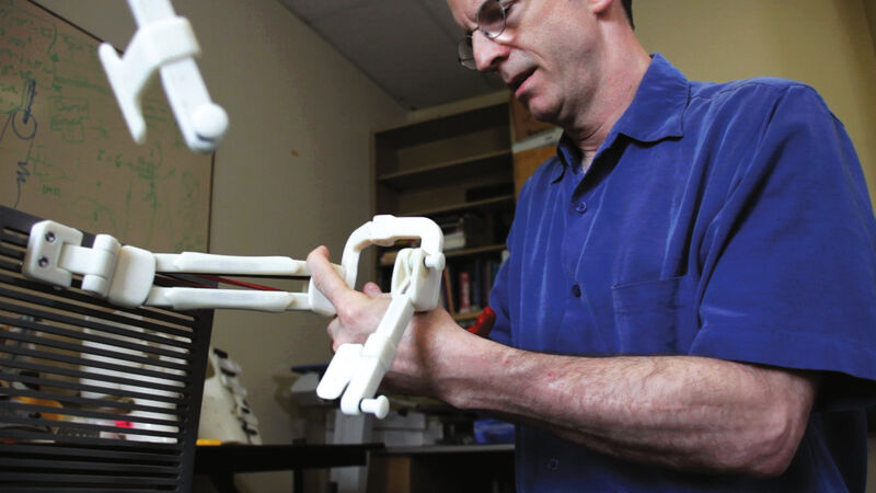 In seiner Werkstatt im pädiatrischen Forschungslabor von Nemours hat Whitney Sample individuell angepasste, 3D-gedruckte WREX-Geräte für 15 seiner jüngsten Patienten angefertigt. (Bild: Stratasys)