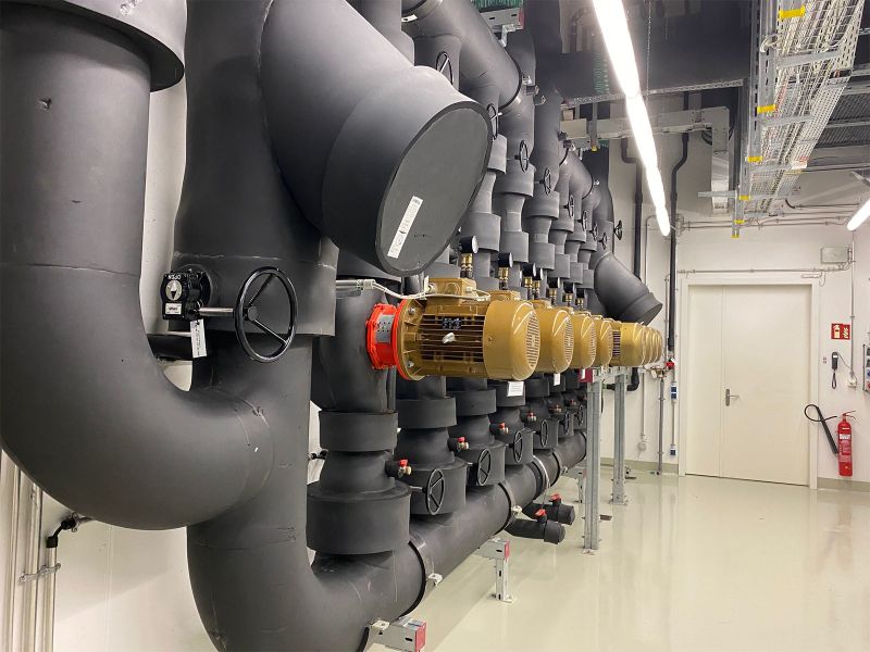 Eine der Herausforderungen, von denen der Rechenzentrumsleiter berichtet, bestand darin, dass das Wasser in den Rohren auch schäumen kann. Das musste das Pumpsystem von KSB in den Griff bekommen. Die schwarze Einkleidung der Rohre dient hauptsächlich zur Vermeidung von Kondenswasser; denn dieses braucht ein rechenzentrum in keinem Fall.  (E-Shelter)