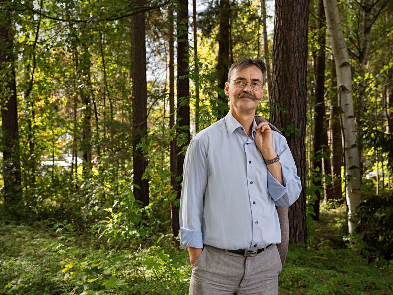 Neue Schaltröhren sind das Spezialgebiet von Dr. Werner Hartmann. Außerdem ist das Universalgenie noch in vielen anderen Bereichen innovativ tätig. (Siemens)