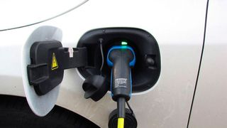 Das Ladeangebot für E-Autos ist entscheidend für den Hochlauf: Darin sind sich die Branchenverbände ZDK, VDA und VDIK einig. Kritik am Masterplan des Bundesverkehrsministeriums gibt es dennoch.  (Bild: frei lizenziert)