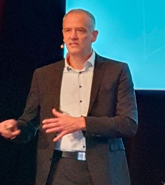 Sven Seintsch, Bilfinger, betonte die Vorzüge durch die verkürzte und einfachere Inbetriebnahme, auch den Kostenvergleich zu 4…20 mA-Lösungen muss Ethernet-APL nicht scheuen: „Warum soll ich bei gleichen Kosten in eine alte Technologie investieren?“ (Bild: Kempf/VCG)