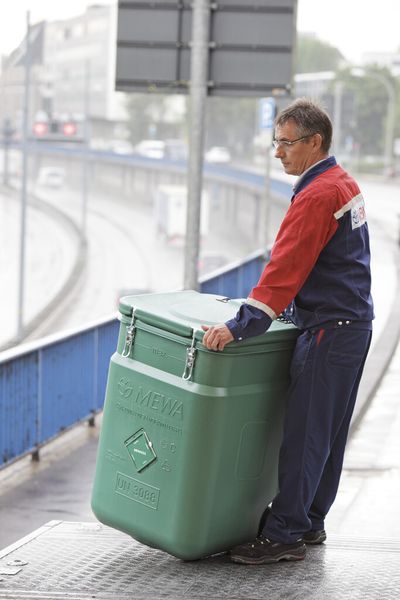 Nach ihrer Befüllung mit Tüchern werden die Container von MEWA Servicefahrernverladen ... (Bild: Mewa)