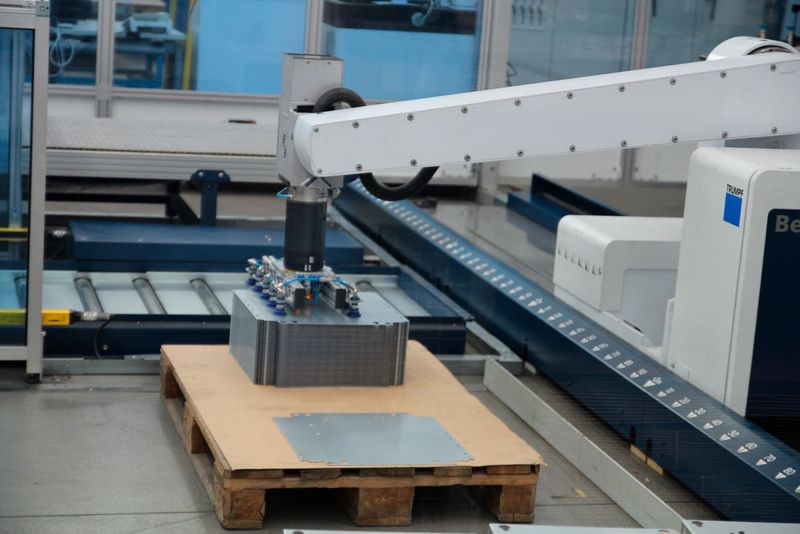 Ein Sauggreifer übernimmt die Blechplatinen – für kleinere Teile eignet sich eher eine Zangenaufnahme. (Bild: Itasse)