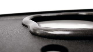 Aufgrund der werkzeuglosen Applikation sind PUR-Dichtungen im FIPFG-Verfahren eine kostengünstige Alternative für Bauteile mit komplexen Dichtungsgeometrien. (Pöppelmann)