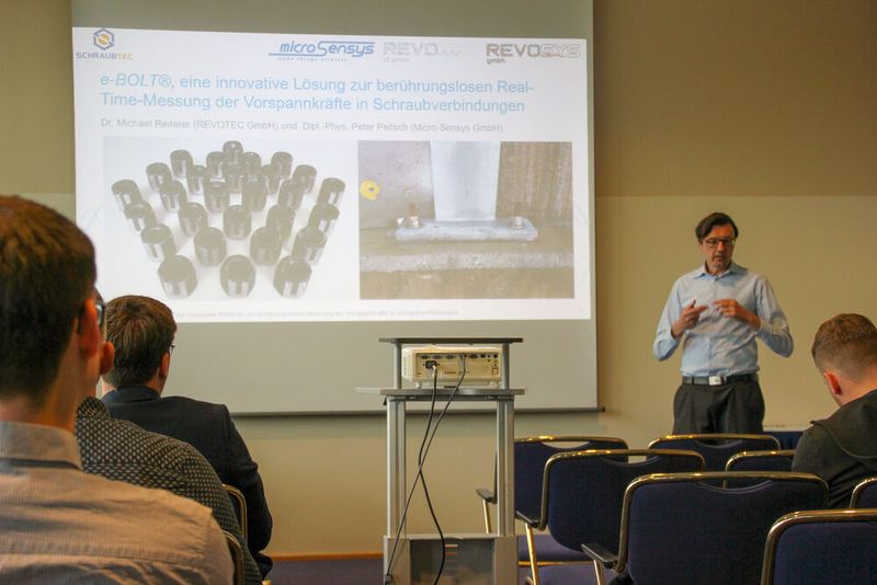 Michael Reiterer von der Revotec Wien präsentierte E-Bolt – eine Lösung zur berührungslosen Real-Time-Messung der Vorspannkräfte in Schraubverbindungen. (Bild: VCG/Juliana Pfeiffer)