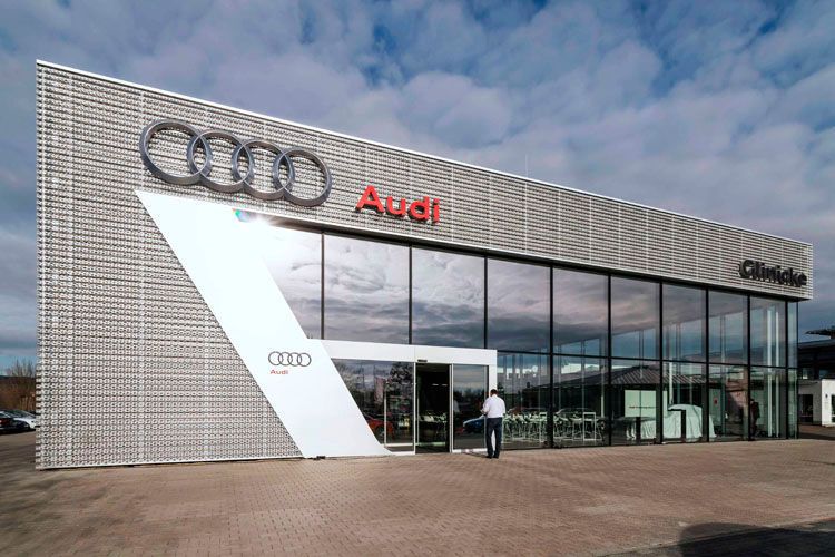 Repräsentatives „Leuchtturm“-Projekt in Thüringen: Die Kasseler Glinicke-Gruppe hat rund zwei Millionen Euro in den Bau ihres neuen Audi-Terminals in Weimar investiert. (Foto: Glinicke)