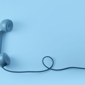 Pflegen Sie Ihre sozialen Kontakte auch außerhalb der Arbeit. Nachdem der Arbeitsalltag abgeschlossen ist, sollten Sie sich Zeit für Dinge nehmen, die Ihnen wichtig sind. Zum Beispiel Unternehmungen mit Freunden oder der Familie. Gehen Sie hier proaktiv vor und nehmen Sie sich nicht nur vor, Zeit miteinander zu verbringen. Auf diese Weise haben Sie feste Verabredungen, die Ihnen auch an stressigen Tagen Ablenkung bescheren können. (Bild:  © maramade – stock.adobe.com)