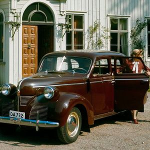 Den PV 60 baute Volvo von 1946 bis 1950. Während die Karosserie neu gestaltet war, wurde der Motor – ein seitengesteuerter Sechszylinder-Reihenmotor mit 3,7 Litern – vom Vorgänger übernommen. Erst 1968 kehrte Volvo mit dem Volvo 164 in die Sechszylinderklasse zurück.(Bild:  Volvo)