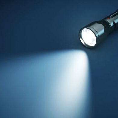 Warnsysteme schlagen nur bei bekannten Mustern Alarm. Wer Angreifer finden will, die sich unbemerkt bewegen, muss selbst aktiv nach Abweichungen im eigenen Netzwerk suchen. (Bild: © rottenman - stock.adobe.com)