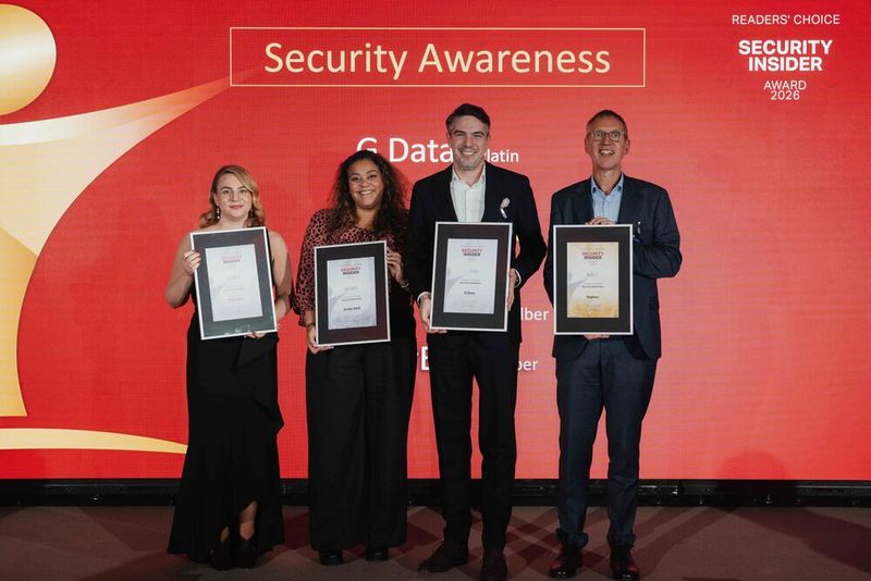 In der Kategorie „Security Awareness“ gibt es erneut vier Gewinner. Silber teilen sich hier KnowBe4 und Arctic Wolf, vertreten durch Jennifer Hartmann-Mauer (links) und Jana Riddick (zweite von links). Gold geht an Sophos mit Christian Theilen (rechts) und den Platin-Award nimmt für G Data Nikolas Schran (zweiter von rechts) entgegen. (Bild: Manuel Emme Fotografie)