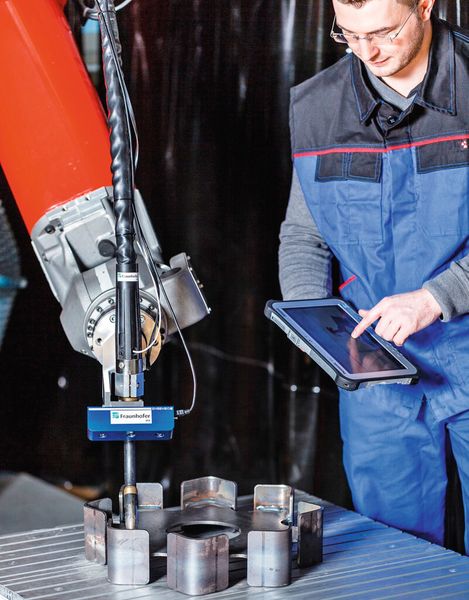 Bild 5: Beispiel für einen MRK-Interaktionstyp: Direkte Bewegungsvorgabe durch den Werker. (Bild: Fraunhofer IPA)