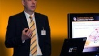 Dr. Andreas Topp, Leiter Benchmark bei Continental, stellte auf der Conti-Roadshow den neuen TS 830 P vor.  (Foto: Conti)