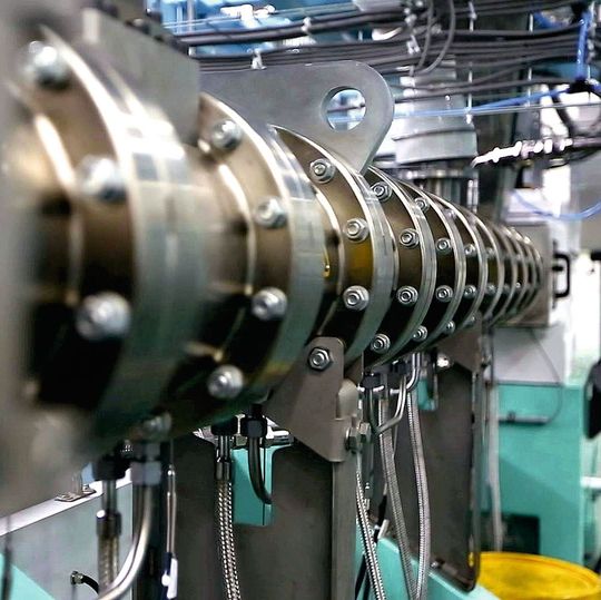 In dem Zweiwellenextruder werden mehrere Schritte, wie Mischen, Dispergieren und Entgasen in einem Aggregat vereint.(Bild:  Bühler)