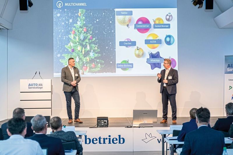 Thomas Desch (rechts) vom VW-Händler Gohm & Graf Hardenberg verwendet das „Digitale Autohaus“ von Gudat Solutions. Zusammen mit Jörg Gudat berichtete er, wie man die Digitalisierung richtig umsetzt. (»kfz-betrieb«/Rainer Wengel)