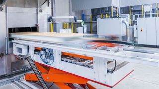 Am Standort Selters überlässt Schütz Composites auch nichts dem Zufall, weshalb man stets in neue Prozesse, Anlagen oder Modernisierungen investiert. Das sichert am Ende nicht nur die Lieferfähigkeit für Cormaster-Wabenprodukte ab. (Bild: Schütz)