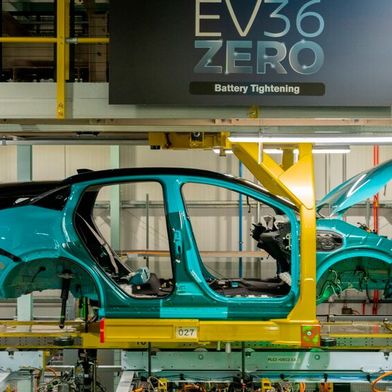 Im Nissan-Werk in Sunderland ist die Produktion des neuen Leaf angelaufen. An dieser Station werden Karosserie und Akku verheiratet. (Bild: Nissan)