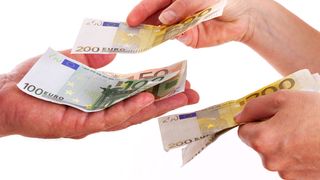 Frauen verhalten sich grosszügiger als Männer, wenn sie einen Geldbetrag verteilen. (©Edler von Rabenstein - stock.adobe.com)