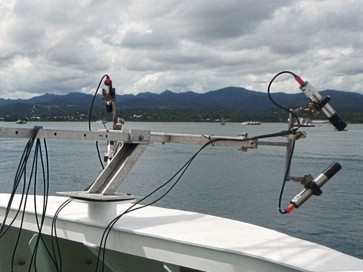 Radiometer am Bug des Forschungsschiffs „Sonne“ während der Forschungsfahrt SO267/2.  (Bild: Daniela Voß, Shungu Garaba, ICBM)