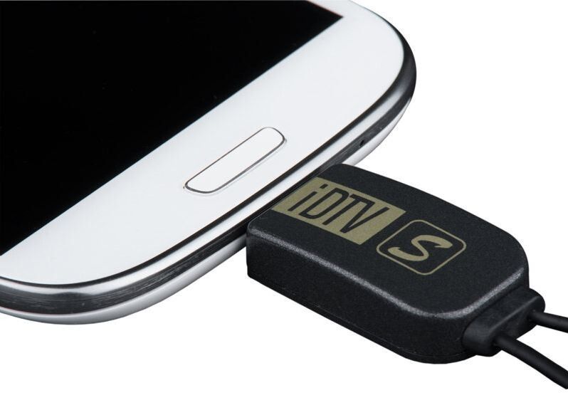 der kleine MP3-Player mit integriertem Lautsprecher kommt mit einer praktischen Fahrradhalterung daher. Doch nicht nur die Lieblingsmusik ist ab sofort bei jeder Tour dabei. Sobald es dunkel wird fungiert der neue MP3-Player von TrekStor auch als Taschenlampe. Der i.Beat road ist wahlweise in den Farben Rot, Blau und Silber, jeweils mit schwarzen Applikationen, zu haben und bietet einen zwei GB großen internen Speicher, sowie einen microSDHC-Kartenslot für Speicherkarten mit bis zu 32 GB.Das Gerät kostet 20 Eurol. Der Lieferumfang umfasst auch ein Audio-Kabel, eine Fahrradhalterung, Befestigungsbänder, Stereo-Kopfhörer, ein USB 2.0-Kabel (Mini-USB / USB-A) und eine Kurzanleitung. (Konstant PR)