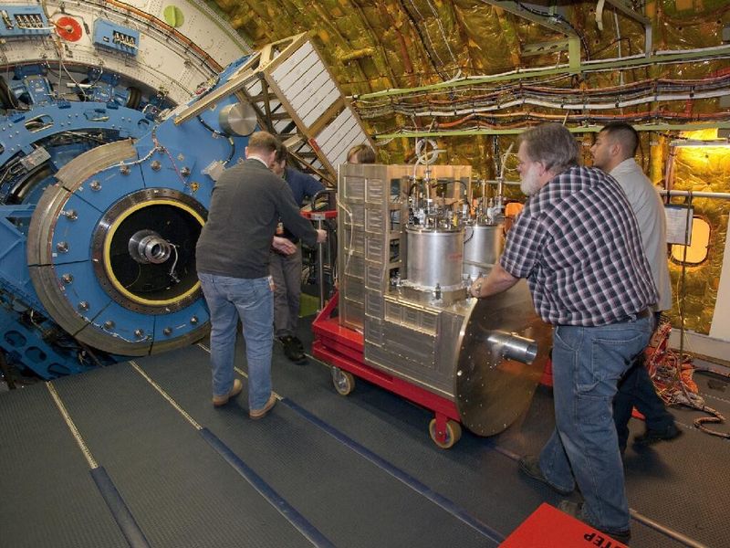 Der German Receiver for Astronomy at Terahertz Frequencies (GREAT) beim Einbau in das fliegende Observatorium (NASA)