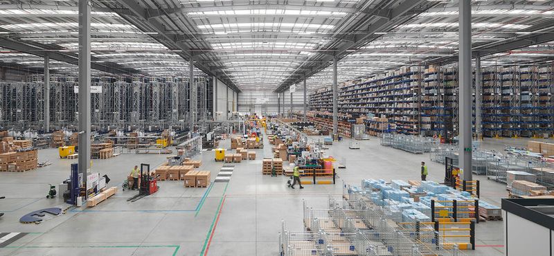Panorama: das Logistikzentrum der Bilstein Group in Markham Vale. (Witron)