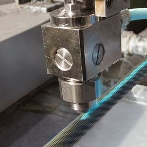 Sicher ist sicher! Farbige Linien der Signiertechnik REA JET ST lassen erkennen, wenn Drahtseile sich verdrehen. Auch das ist ein Teil des Tube-2024-Auftritts der Kennzeichnungsspezialisten von REA Elektronik.(Bild:  REA)