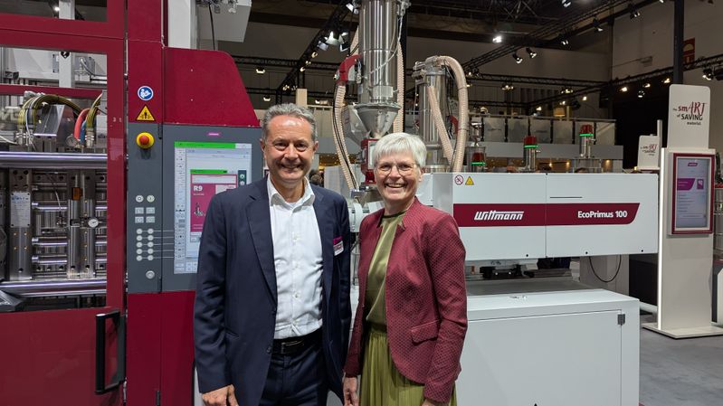Michael Wittmann,  Geschäftsführer der Wittmann Gruppe, und Simone Fischer, leitende Redakteurin  PLASTVERARBEITER, trafen sich in Düsseldorf zu einem Gespräch. (Bild:  Redaktion)