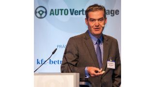 Geschäftsführer Dierk Harneid vom Berliner Autohaus Riller & Schnauck zeigte, wie sich sein Betrieb im Hauptstadt-Markt als eigenständige Marke behauptet. (Foto: Bausewein)