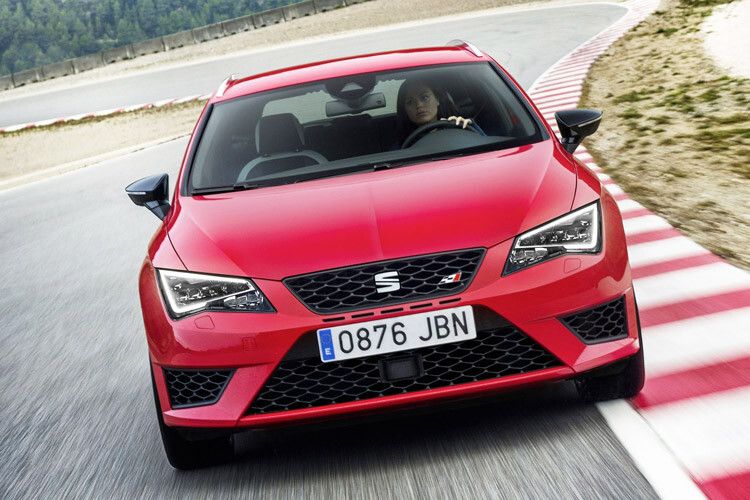 Der sportive Kompakt-Kombi kommt am 8. März in den Handel. Der Einstiegspreis des neuen Seat Leon Cupra ST liegt bei 32.560 Euro. (Foto: Seat)