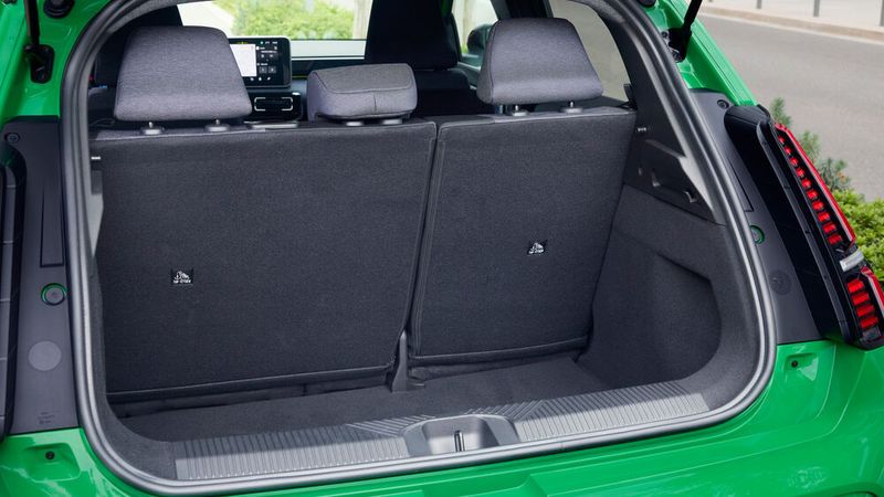 Der Kofferraum ist klassenüblich von überschaubarer Größe. (Bild: Renault)