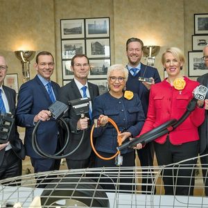 Der Vorstand der Harting-Technologiegruppe mit den neusten Produkten (v.l.n.r.): Dr. Michael Pütz, Andreas Conrad, Dr. Frank Brode, Margrit Harting, Philip Harting, Maresa Harting-Hertz und Dietmar Harting. 