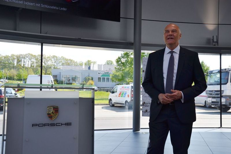 Im Rahmen einer Pressekonferenz sprach Auto-Scholz-Inhaber Michael Eidenmüller über die Aufgabenstellungen und Ziele des neuen Porsche-Zentrums Bayreuth. (Michel/»kfz-betrieb«)