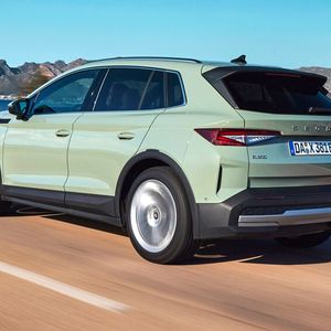 Der Elroq 85, der zu einem ersten Test zur Verfügung stand, hat den 77-kWh-Akku an Bord.(Bild:  Skoda)