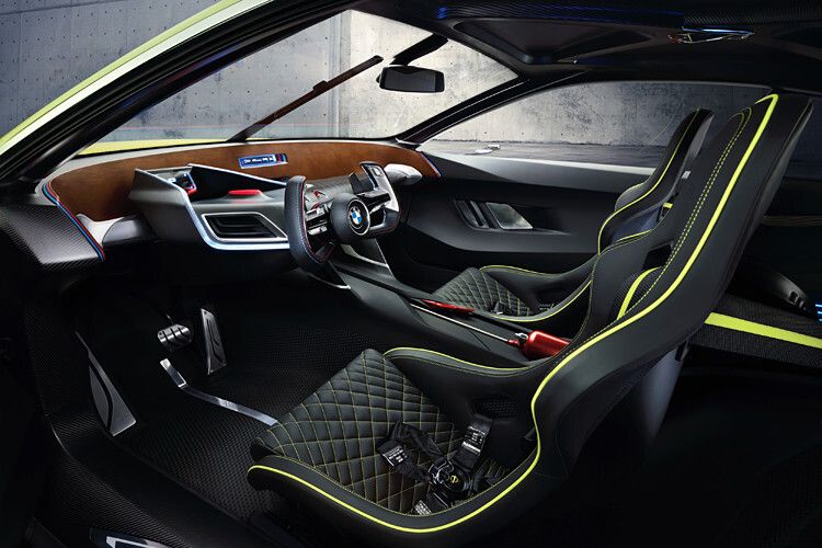 Im Innenraum herrscht exklusiver Purismus. Das zentrale Element ist eine durchgehende Holzfläche an der Stelle des Armaturenbretts. (Foto: BMW)