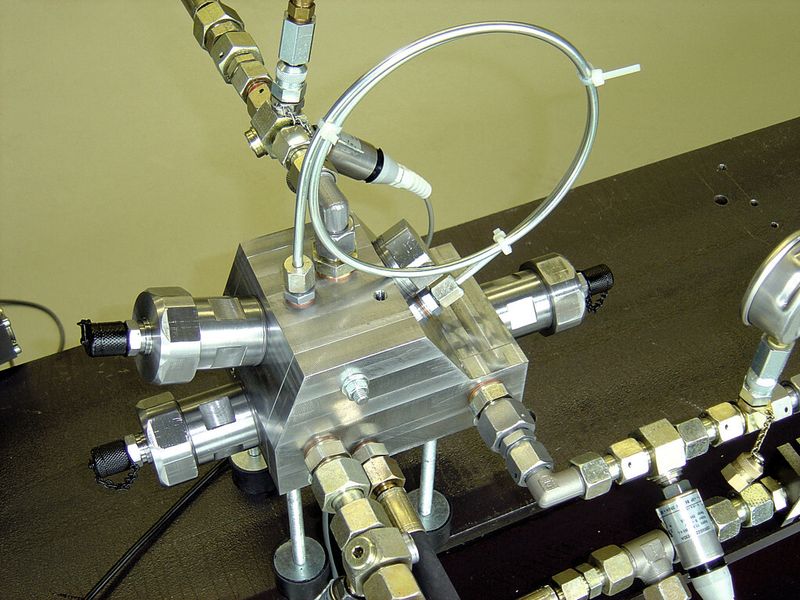 Bild 1: Ein hydraulischer Buck-Konverter erzeugt eine hohe Kraftdichte, ohne die Energieeffizienz zu verschlechtern. Ein Prüfstand untermauerte die rechnerischen Ergebnisse. (Bild: LCM)