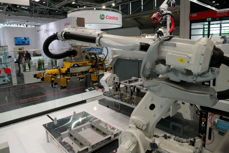 Mit dem IRB 6730 will ABB bei seinen Industrierobotern überall noch eine Schippe drauflegen. Der neue Roboter ist leichter als seine Vorgänger, verbraucht weniger Energie und hat dennoch eine höhere Traglast und Reichweite.  (Bild: Sandro Kipar/VCG)