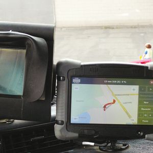 Hightech-Ausstattung in einem modernen Entsorgungsfahrzeug: Rückfahrmonitor, Zeiterfassung und Routen-Computer.