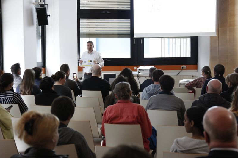 Dementsprechend waren auch die Fachvorträge gut besucht. Hier können sich die LAB-SUPPLY Besucher kostenlos zu verschiedensten Themen aus der Labor- und Analytikwelt weiterbilden.   Mehr Infos zu den kommenden LAB-SUPPLY-Messen finden Sie auf www.lab-supply.info.  (LABORPRAXIS, C. Lüttmann)