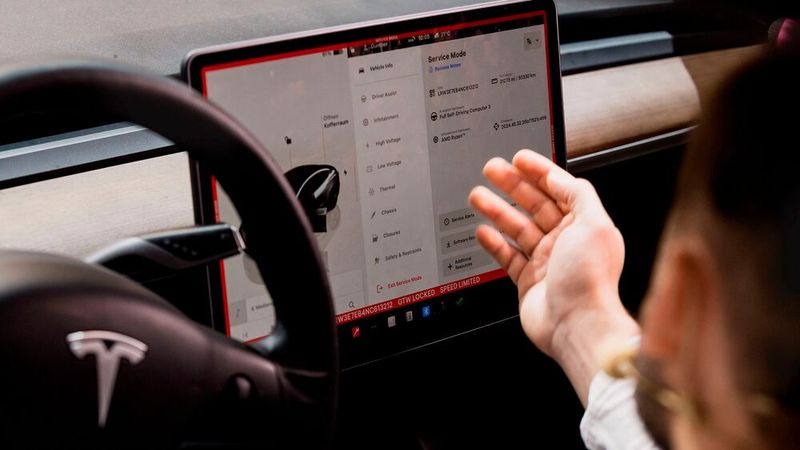 … was man bei Tesla-Fahrzeugen in der Werkstatt alles machen kann, ohne überhaupt ein Diagnosegerät zu verwenden. (Bild: Stefan Bausewein)