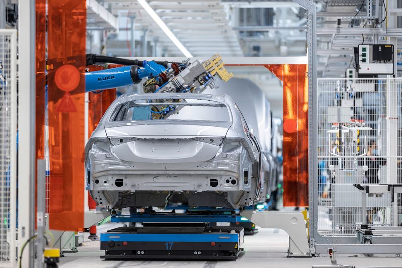 Maximale Flexibilität: In der Factory 56 von Mercedes-Benz in Sindelfingen bringen mehr als 400 fahrerlose Transportfahrzeuge (FTF) Antriebe, Karosserien und weiter Fahrzeugteile an ihren Bestimmungsort. (Bild: Mercedes-Benz)