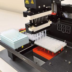 Abb.3: Analyseplattform „Intelligent Microplate Reader“ (IMR neo) mit Pipettier-Roboter(Bild:  Steinbeis-Transferzentrum Medizinische Elektronik und Lab on Chip-Systeme)