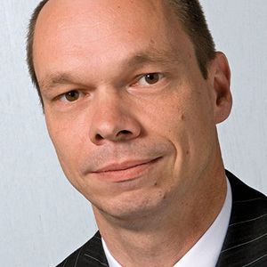 „Um die Sicherheit der Patienten zu gewährleisten, existieren seit Längerem umfangreiche gesetzliche Regelungen für Medizinprodukte-Hersteller. Diese werden nun mit der Veröffentlichung der MDR im Sommer ergänzt“, so Roland Katholing von der TÜV Nord Akademie.